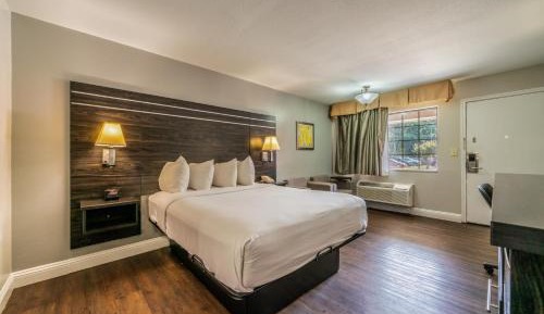 Queen Room with Bathtub - Disability Access/Non-Smoking