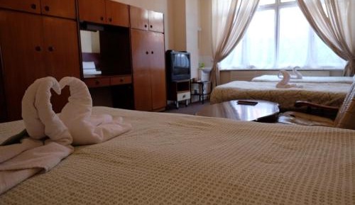 Family Room with Shared Bathroom, Sleeps 6 People