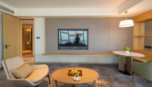 One-Bedroom Suite with Living/Dining Area and Sea View