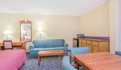 Studio Suite with Three Double Beds - Non-Smoking