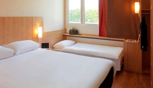 Standard Room with One Double Bed and One Single Bed (for one kid up to 12 year old)