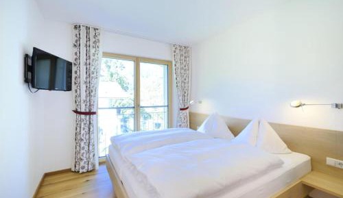 Two-Bedroom Apartment with Shower 