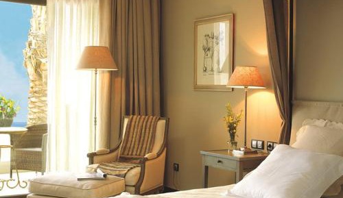 Deluxe Room (2 Adults + 1 Child)