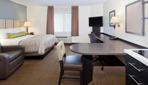 Studio Suite Queen with Bathtub - Mobility Accessible