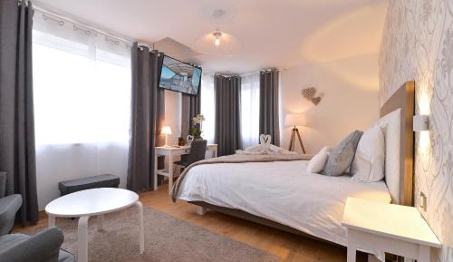 Family Room with Mountain View