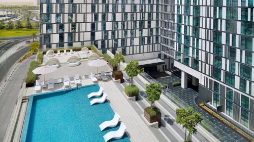 King Studio Suite with Pool View - Smoking