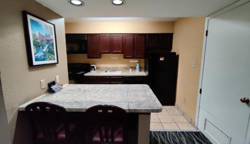 Queen Studio Suite - Non-Smoking