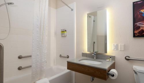 One-Bedroom Suite with Tub - Mobility Accessible