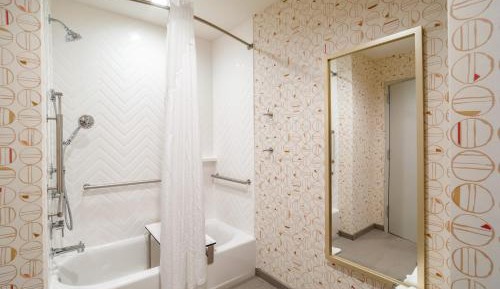 Queen Room with Two Queen Beds - Mobility Access Tub/Non-Smoking