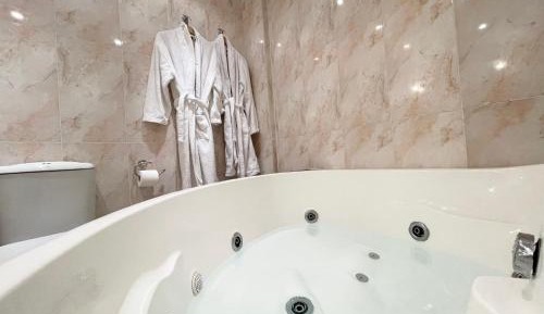 Suite with Hot Tub