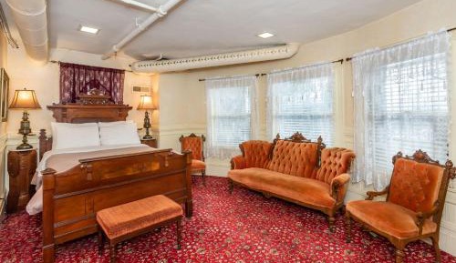 Economy Quadruple Room with Shared Bathroom