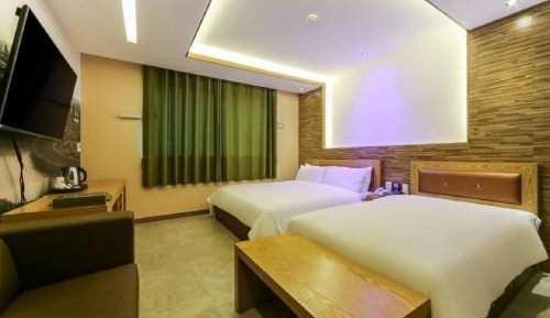 Standard Twin Room with Mountain View