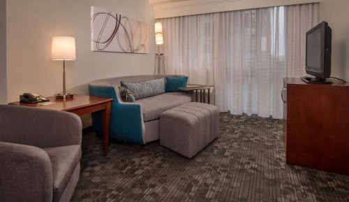 Mobility/Hearing Accessible One Bedroom Suite King Tub