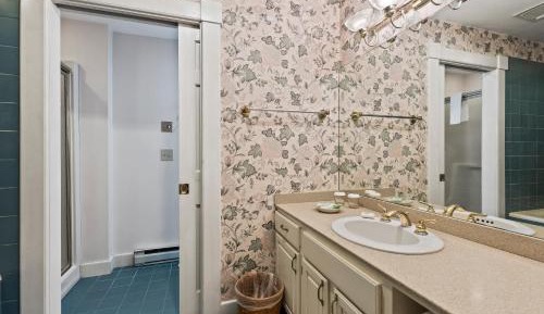 Deluxe Queen Suite
