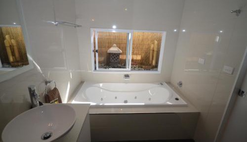Romantic One-Bedroom Villa with Spa Bath and Car