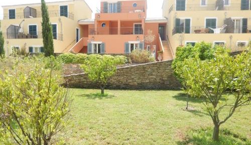 Apartment with Garden View