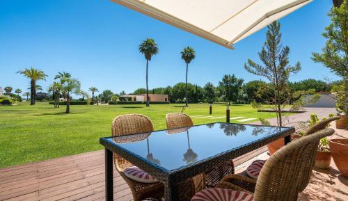Apartment with Pool View 