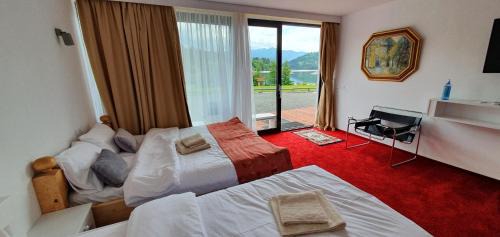 Apartment with Lake View