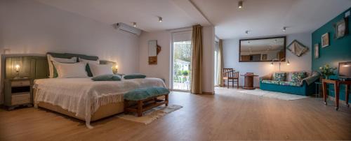 Deluxe Double Room (2 Adults + 1 Child)