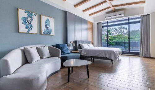 Large Double Room with Garden View and Balcony