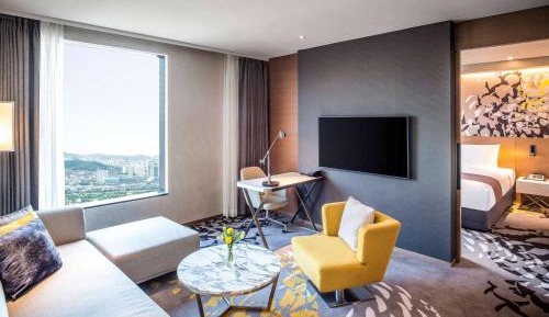Deluxe Suite with Two Single Beds