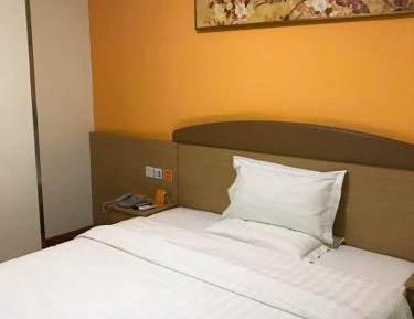 Comfortable Queen Room
