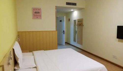 Comfortable Queen Room