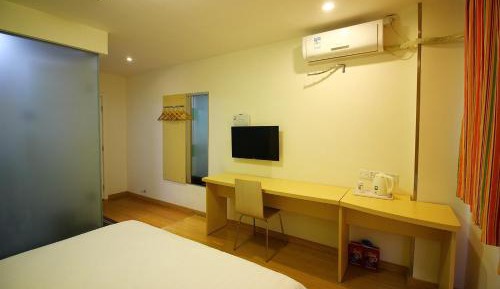 Comfortable Queen Room