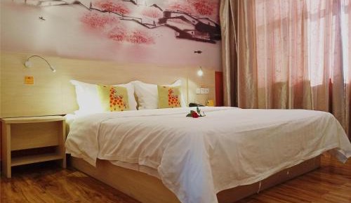 Comfortable Queen Room