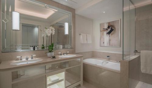 Deluxe King Room with City View