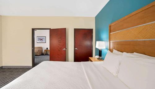 Deluxe Family Suite - Mobility Access/Non-Smoking