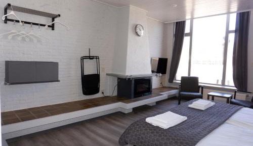 Family Room (2 Adults + 2 Children)
