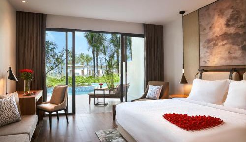 Staycation - Superior room with Free Upgraded to next available category of room along with breakfast + Chocolate Hour + Airport Shuttle + Wifi