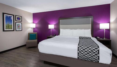 King Room with Bath Tub - Mobility Accessible/Non-Smoking