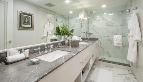 Superior King Room Atrium View