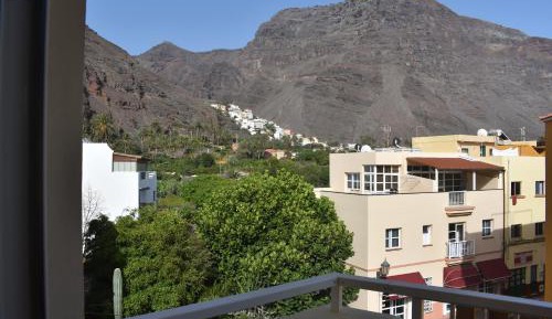 Apartment with Mountain View