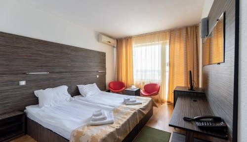 Twin Room with Free Pool Access
