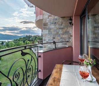 Apartment with Lake View