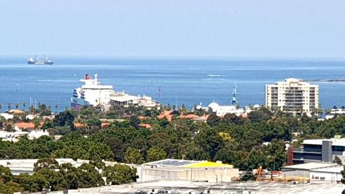 Premium 3 Bedroom, 2 Bathroom Family Apartment with Water and City Views