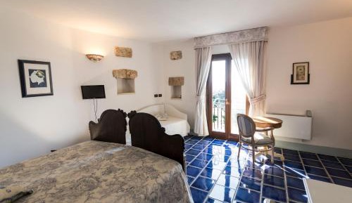 Deluxe Room (2 Adults + 1 Child)