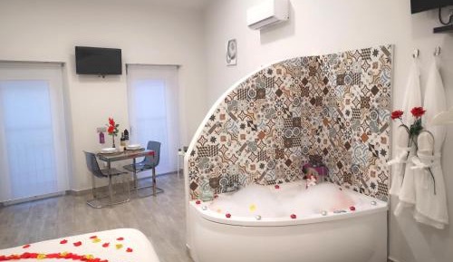 Deluxe Suite with Jacuzzi - Venus