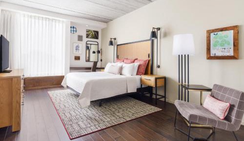 Deluxe King Room - Mobility Access Roll in Shower/Non-Smoking