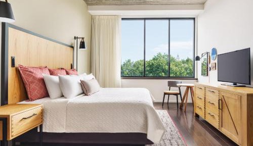 Deluxe King Room - Hearing Accessible/Non-Smoking 