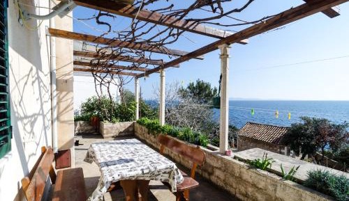 Three Bedroom Holiday Home with Terrace and Sea View