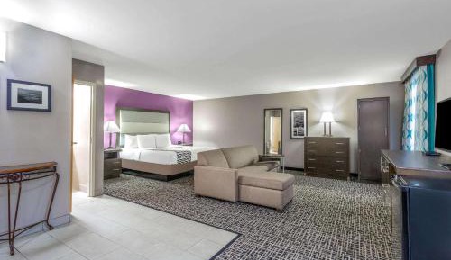 Deluxe King Room - Non-Smoking