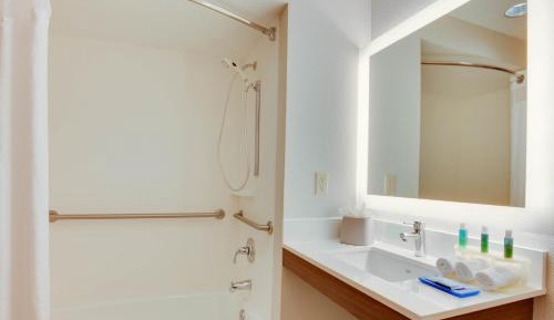 Queen Suite with Two Queen Beds and Mobility Accessible Bathtub - Non-Smoking