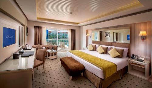 Jacuzzi Deluxe Junior Suite Sea and Pool View with VIP Package