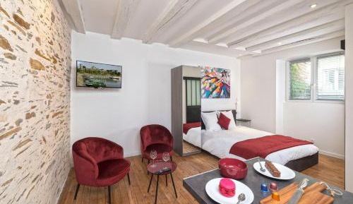 Deluxe One-Bedroom Apartment