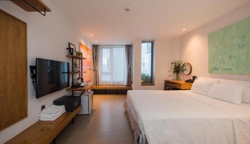 Deluxe Twin Room (1 Double Bed & 1 Single Bed)