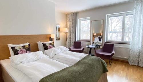 Suite with Bathtub